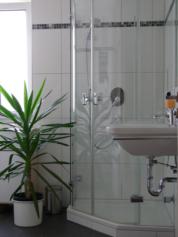Dusche und Waschbecken im Badezimmer