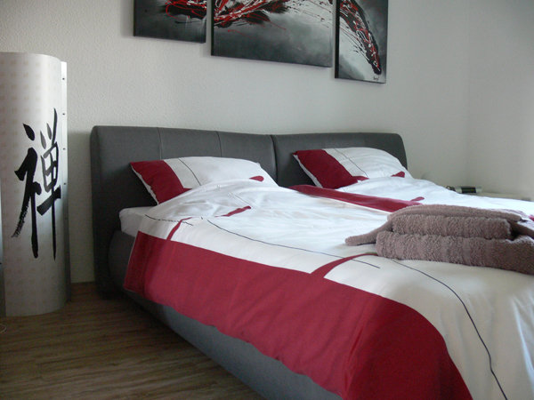 Erstes Schlafzimmer mit Doppelbett