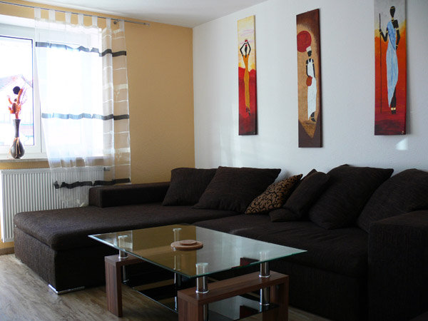 Sofa und Kaffeetisch im Wohnzimmer